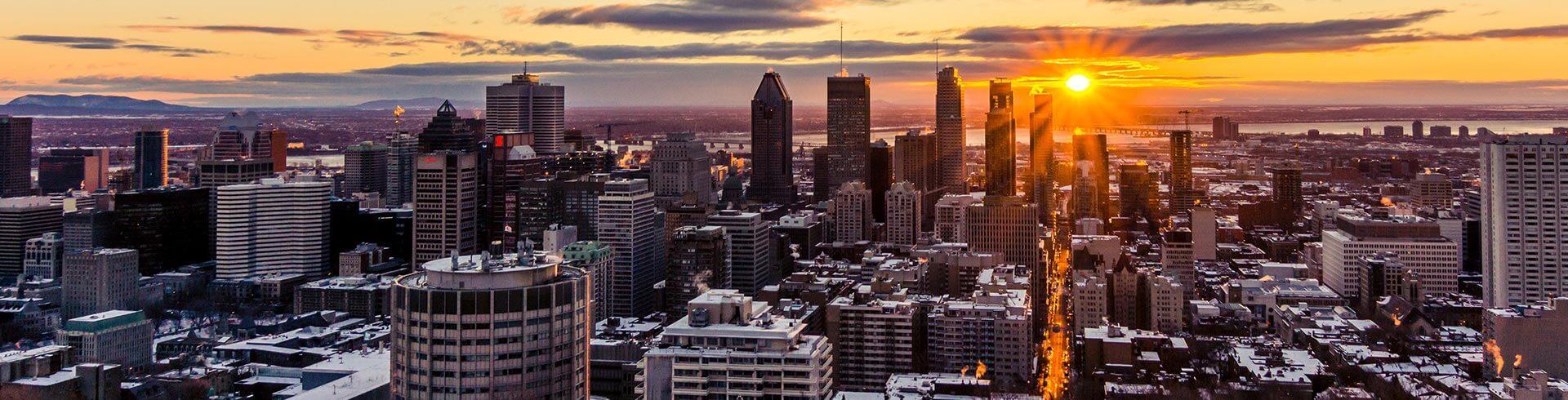 Lever de soleil sur la ville de Montréal