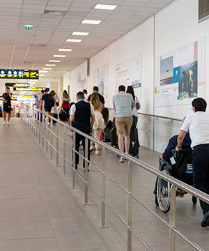 rampe d'accès PMR aéroport Nice Côte d'Azur