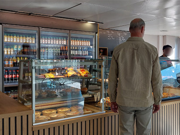 Bar temporaire rez de piste Terminal 2