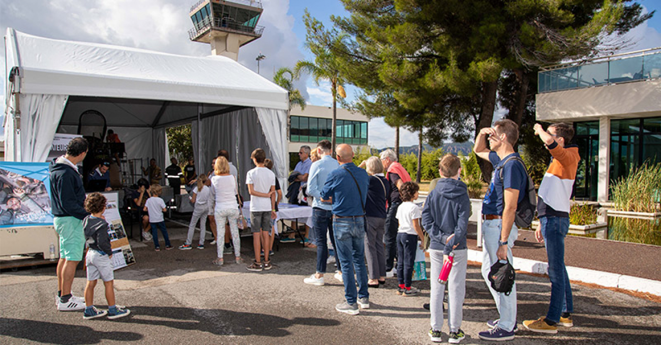 File d'attente devant un stand de la fête de l'aviation à l'aéroport de Cannes-Mandelieu